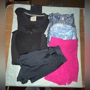 Lot of Size XL Women’s Clothing - 4 shirts 2 shirts 2 leggings